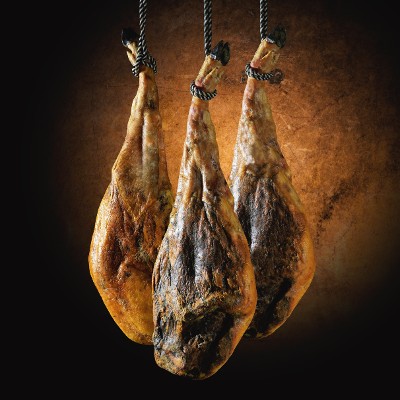 Maestro Jamonero cutting Jamón Pata Negra